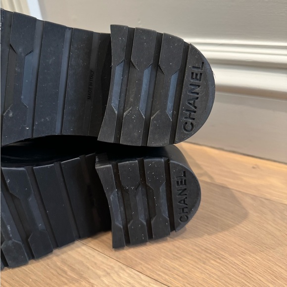 Chanel Shiny Lambskin Chain Detail Quilted Combat Boots 39.5 Excellent Condition - Picture 6 of 10